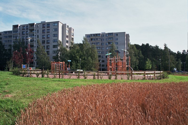 Turun Härkämäen leikkikenttä ja kerrostaloja vehreän ympäristön keskellä.