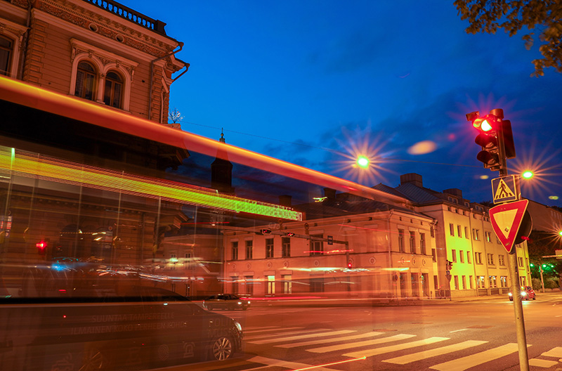 Pitkällä valotusajalla otettu kuva Fölin linja-autosta ja vanhoista rakennuksista Turun keskustassa illalla. 