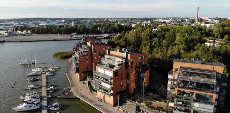 Korppolaismäen Eteläranta Kaarle Knuuntinpojan rantatiellä Pitkäsalmen rannalla neljä punatiilistä kerrostaloa ilmakuvassa.