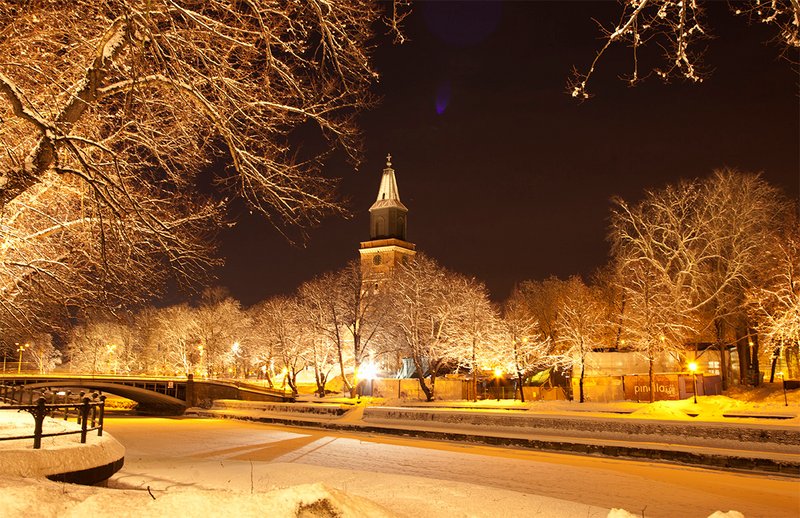 Turun Tuomiokirkko talvisena iltana.