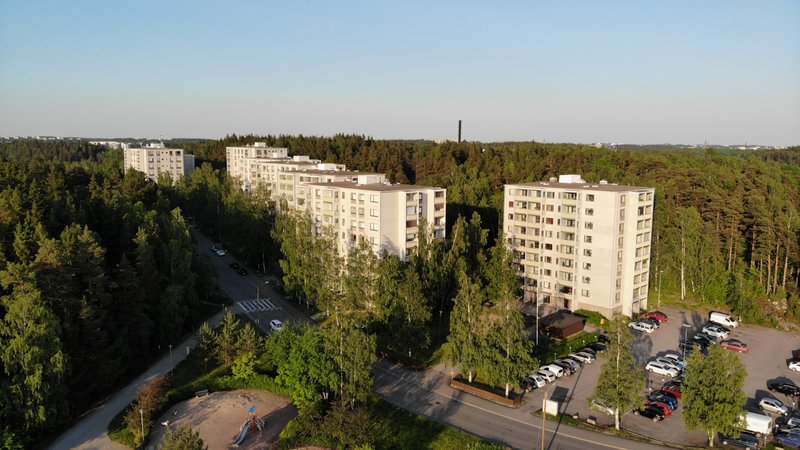 Turun Härkämäen metsän ympäröimistä kerrostaloista ilmakuva.