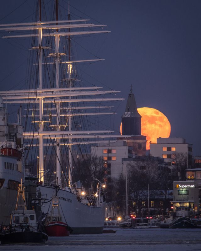 Suurena loistava kuu Aurajoella