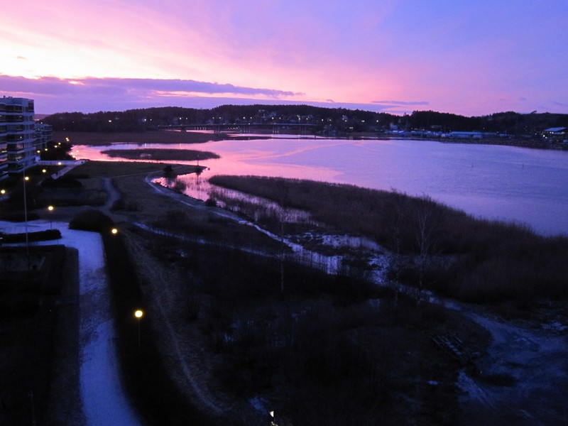 Näkymä Timon parvekkeelta merelle kohti Majakkarantaa ja Hirvensalon siltaa.