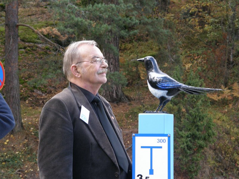 Härän merkin suunnitellut Johan Verkerk ja varispatsas.