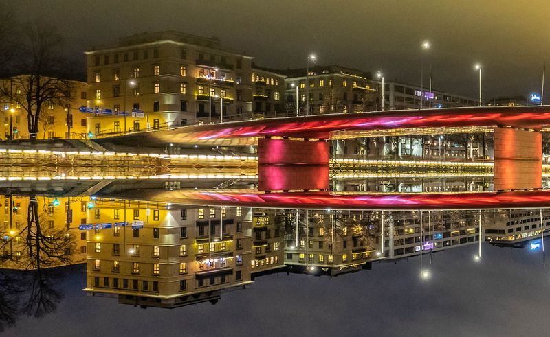 Turun Aurajoen ylittävä silta hohtaa punaisena.