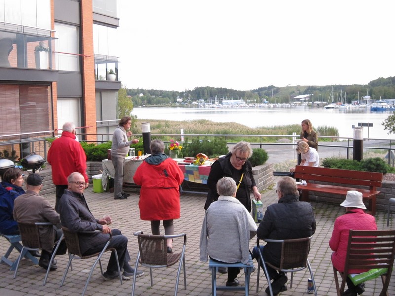 Korppolaismäen Etelärannan talojen asukkaita yhteisellä pihallaan istuskelemassa.