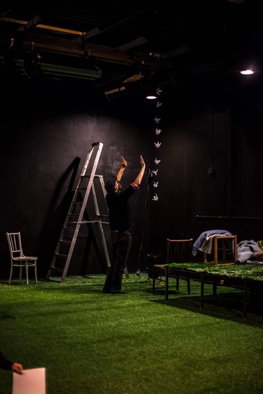 Jouni lavastamassa Turun ylioppilasteatterilla.