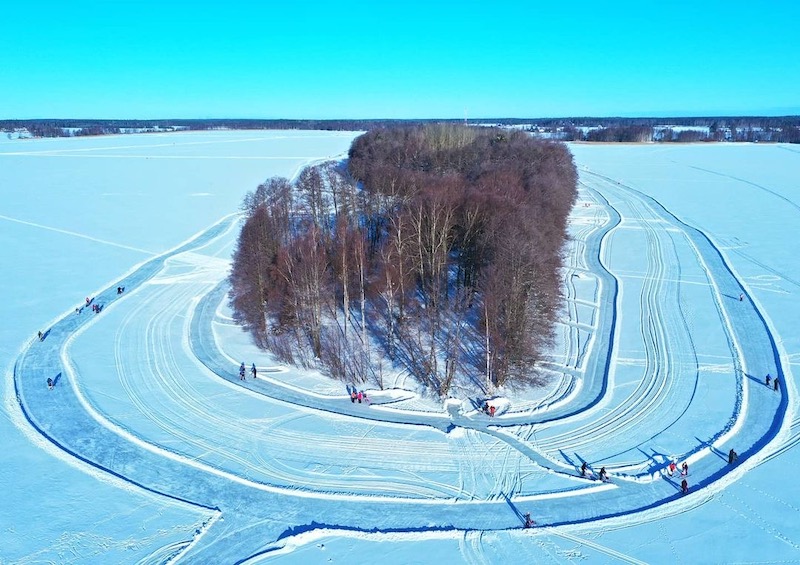 Luistelurata aurattuna saaren ympäri Köyliönjärvellä.