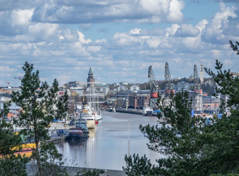 Näkymä Hirvensalon kallioilta.