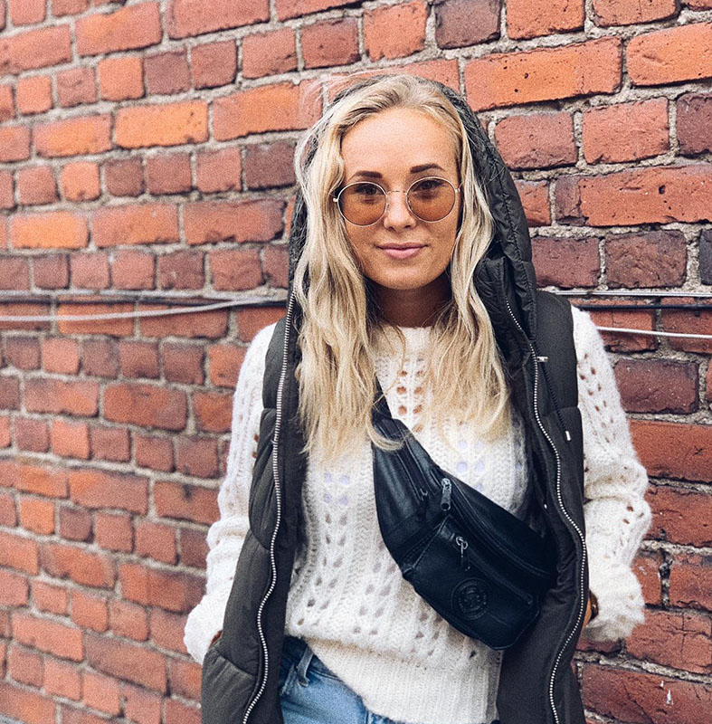 Turun Martissa asuva Janette punaisen tiiliseinän edessä.