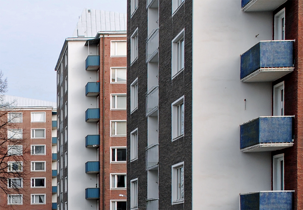Turun Patterinhakan isoikkunaisia monikerroksisia kerrostaloja tummanruskeina ja punertavina sekä niiden sinisiä parvekkeita.