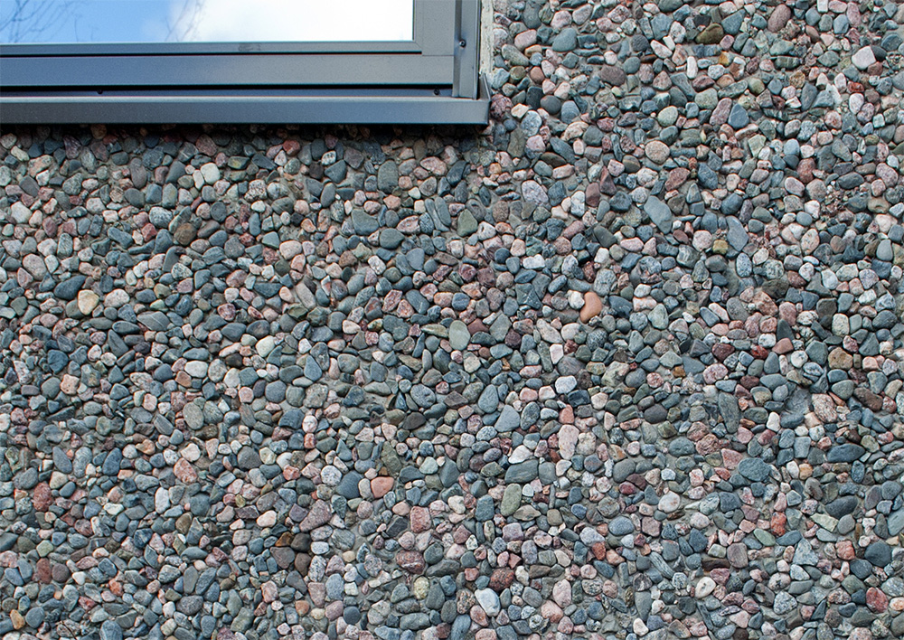 Pesubetonia kerrostalon seinässä.