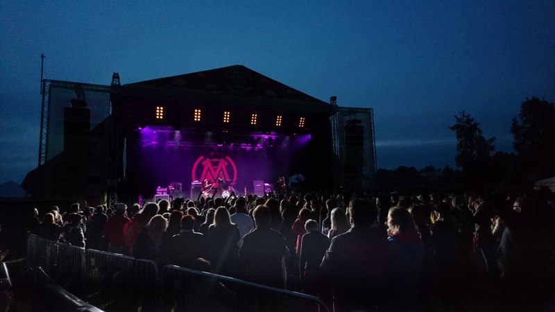 Saaristo Open -tapahtuman yleisö seuraa Michael Monroen keikkaa päälavalla Kaarinan Hovirinnassa.