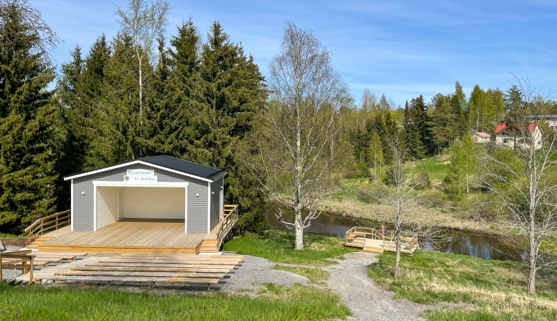 Sisupuiston esiintymislava, jonka vieressä on puinen laituri Aurajokeen.