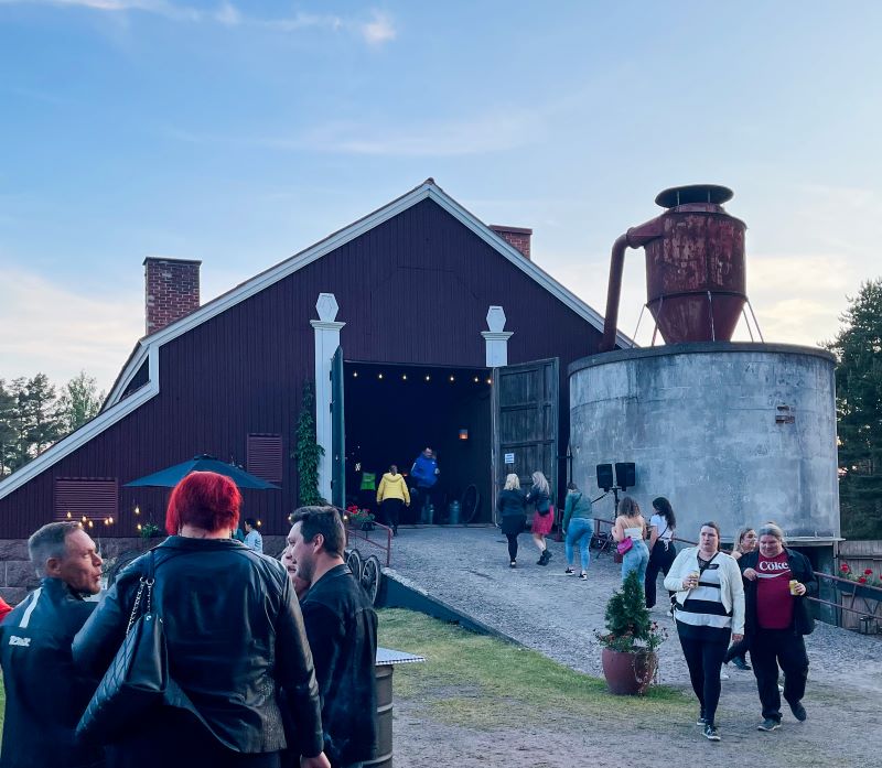 Ihmisiä Kauttuan Kivinavetan ympärillä.