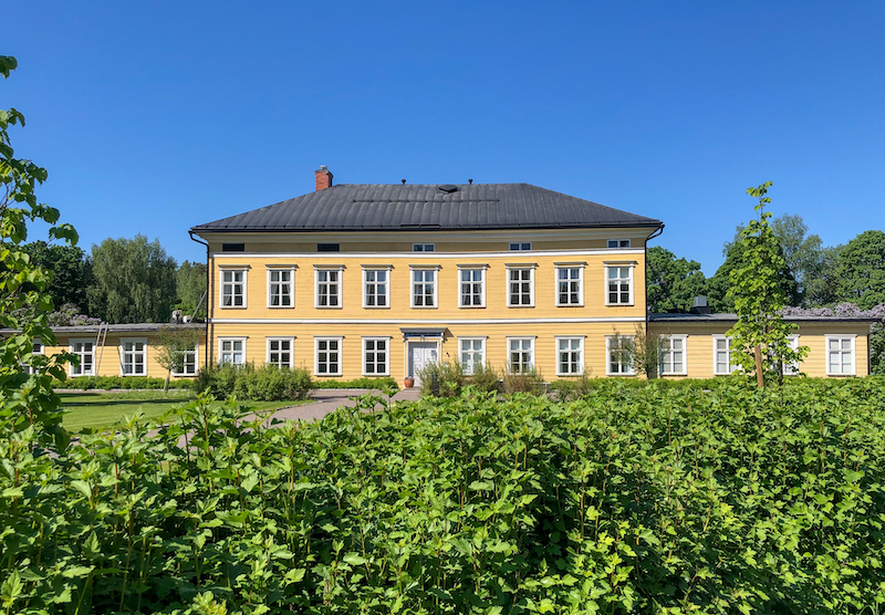 Kauttuan ruukinpuiston suuri kartanorakennus.