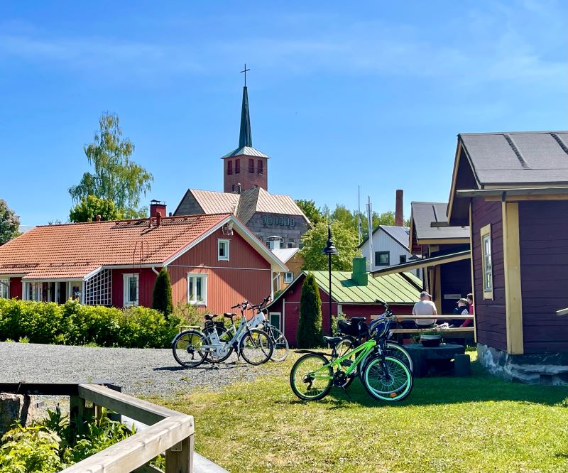 Pyöräilijöitä levähdyshetkellä Panelian maisemissa kesällä.