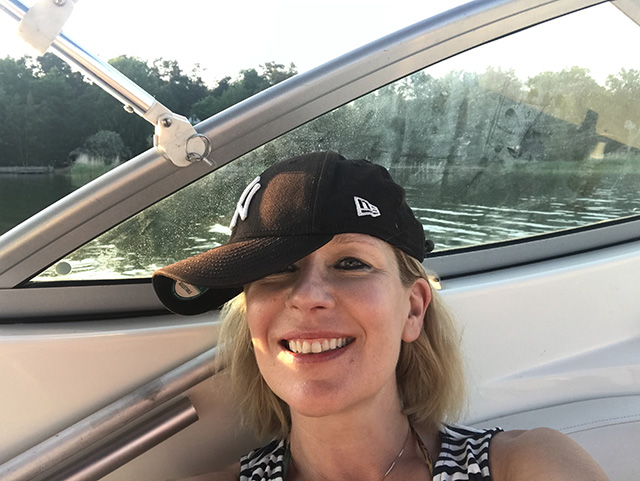 Heljä nauttii kesäpäivästä veneen kyydissä.