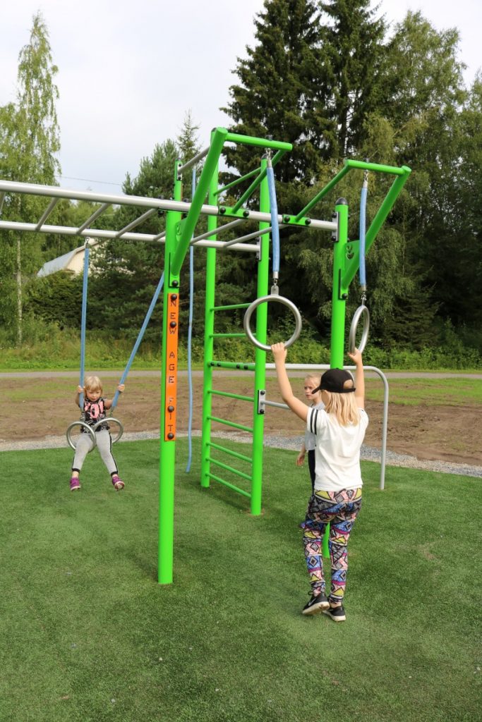 Lapsia kiipeilytelineissä.