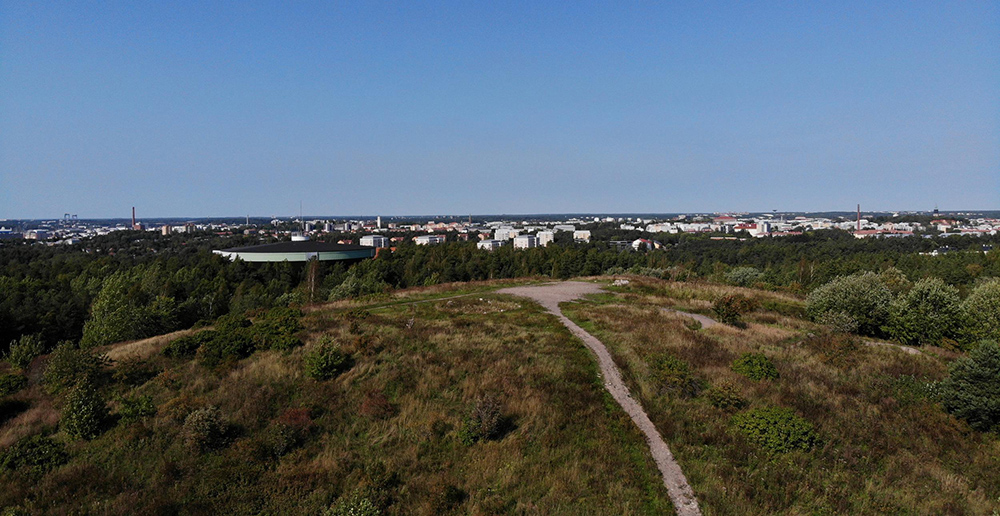 Luolavuoren mäen laella lenkkipolkuja, vesitorni ja näkymä kohti Turun keskustaa.