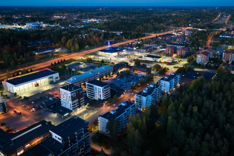 Kaarinan keskusta pimeällä.