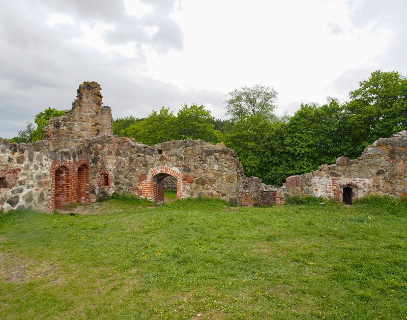 Kuusiston linnanrauniot Kaarinassa, taustalla vehreää puustoa.