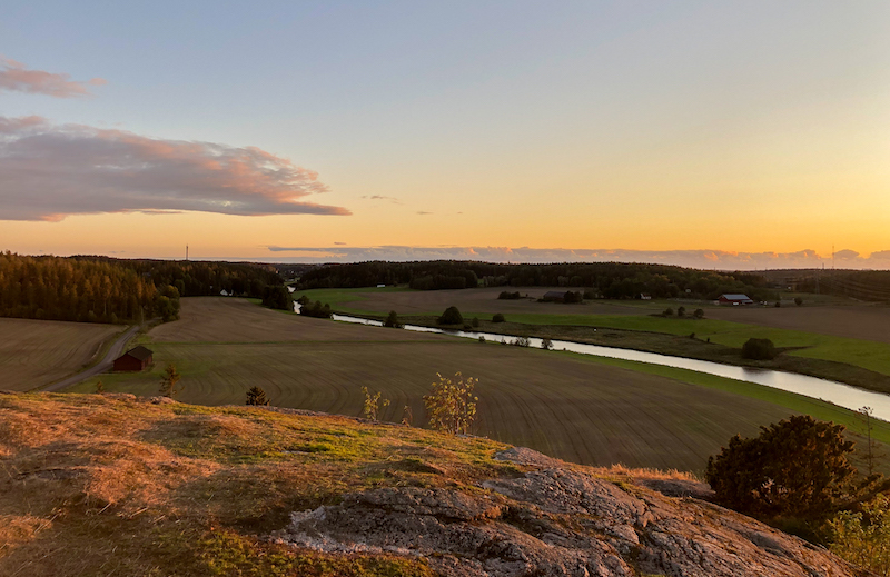 Näkymä pelloille ja Aurajoelle Liedon Vanhalinnan linnavuoren laelta.