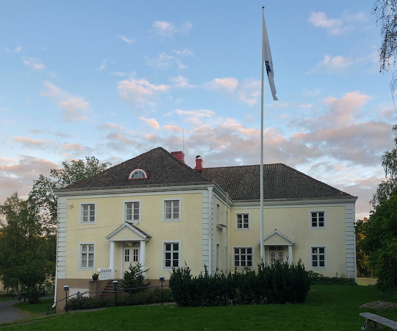 Liedon Vanhalinnan kartano iltahämärässä.