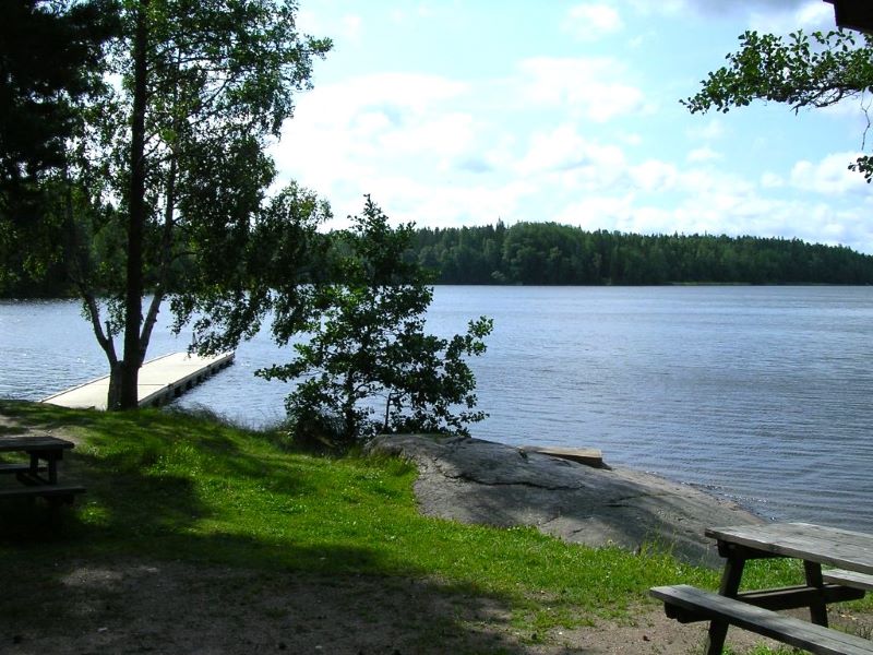 Uimaranta ja piknikpöytä.