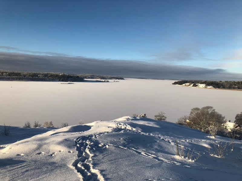 Kumpuileva luminen maisema ja näkymä jäätyneelle merelle.