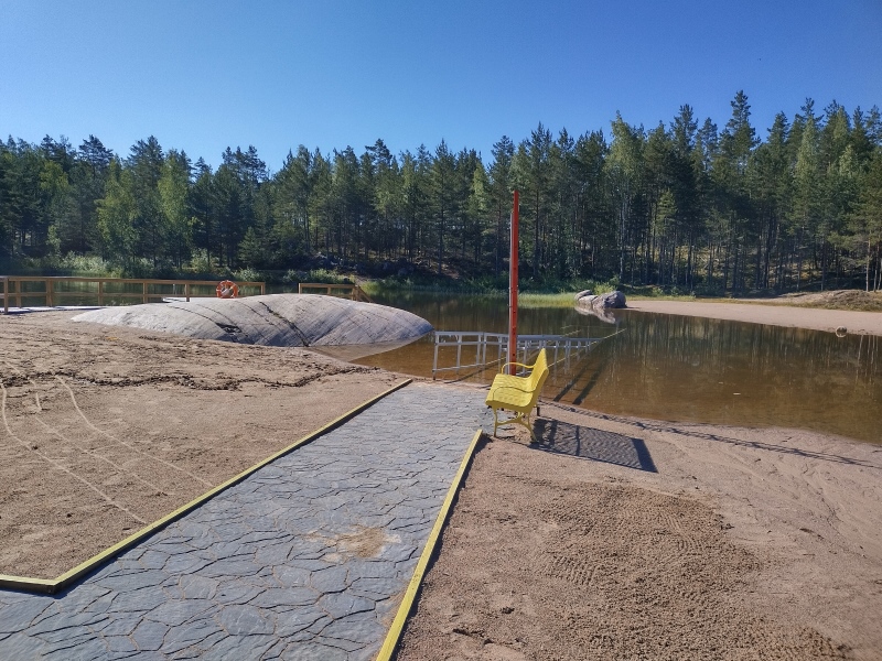 Esteetön uimaranta Pöytyän Hiekkahelmellä.