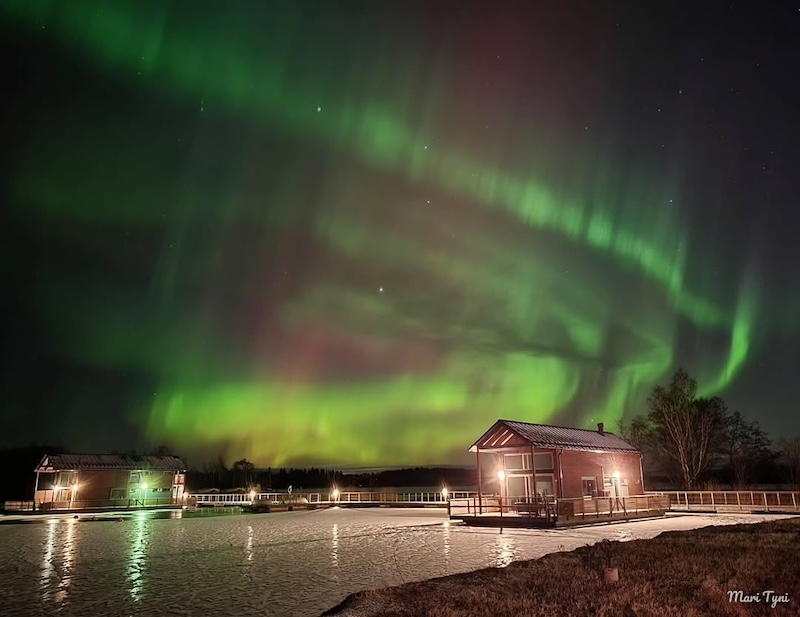 Revontulia uimakopin yllä Porin Reposaaressa.