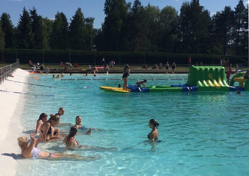 Ihmisiä uimassa Kyrön maauimalassa.