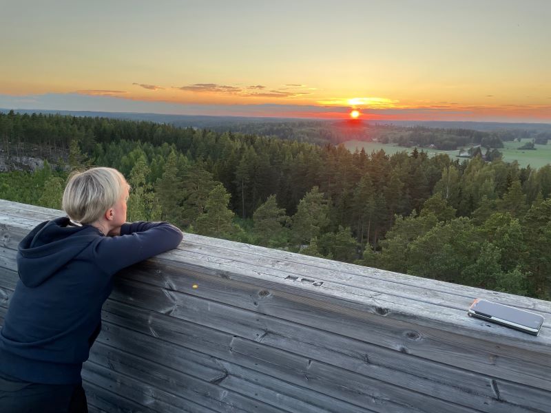 Nainen katsoo maisemaa.