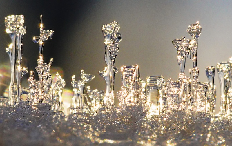 Lähikuva jääpuikoista, jotka muistuttavat kristallia.