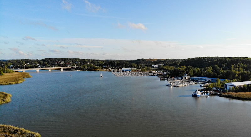 Ilmakuvassa Hirvensalon silta ja venelaiturit