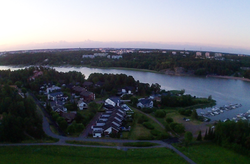 Ilmakuva Turun Hirvensalon asutuksesta ja taustalla siintävästä merestä.