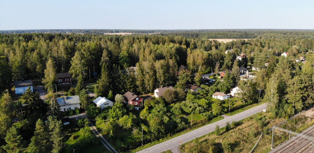 Ilmakuvaa Jäkärlän pientaloista, joilla on suuret pihat ja joiden ympärillä on paljon metsää.