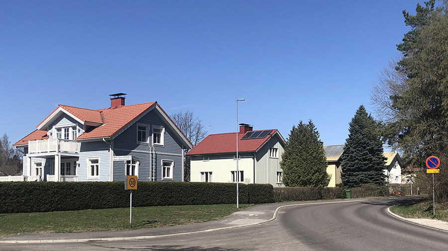 Kaksi omakotitaloa Turun Kaerlan asuinalueella