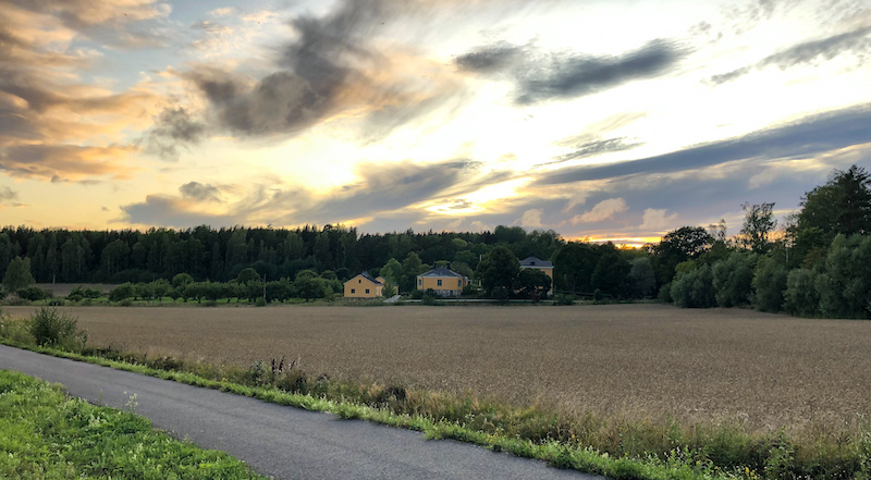 Peltomaisemassa Brinkhallin kartanon rakennukset.