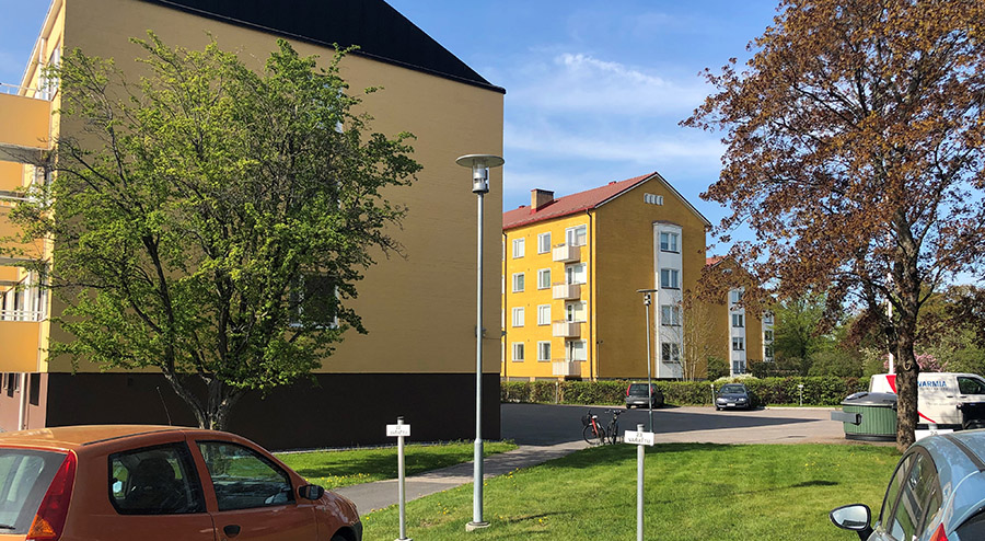 Keltaisia kerrostaloja Turun Kastussa Raunistulan puistotien varrella