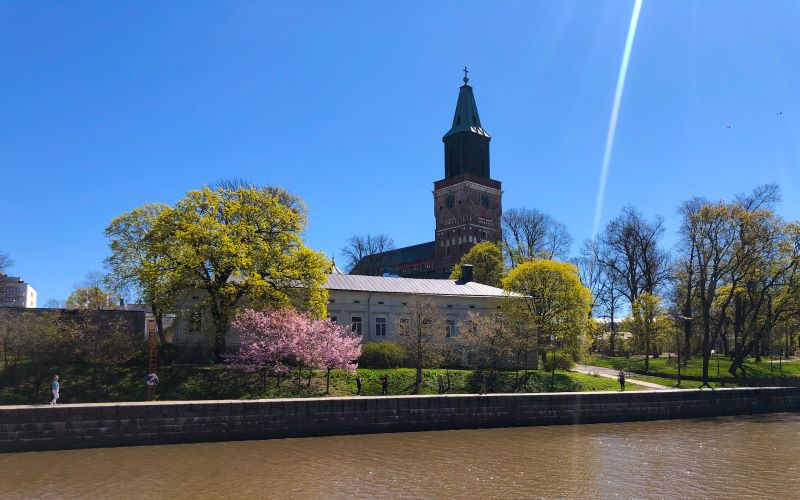 Turun tuomiokirkko keväällä aurinkoisena päivänä.