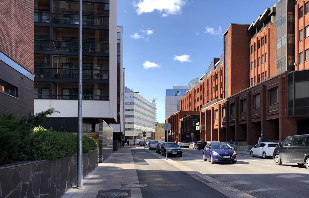 Turun Kupittaan kerrostaloja ja Data Cityn toimistotalo taustalla marraskuisena, sateisena päivänä.