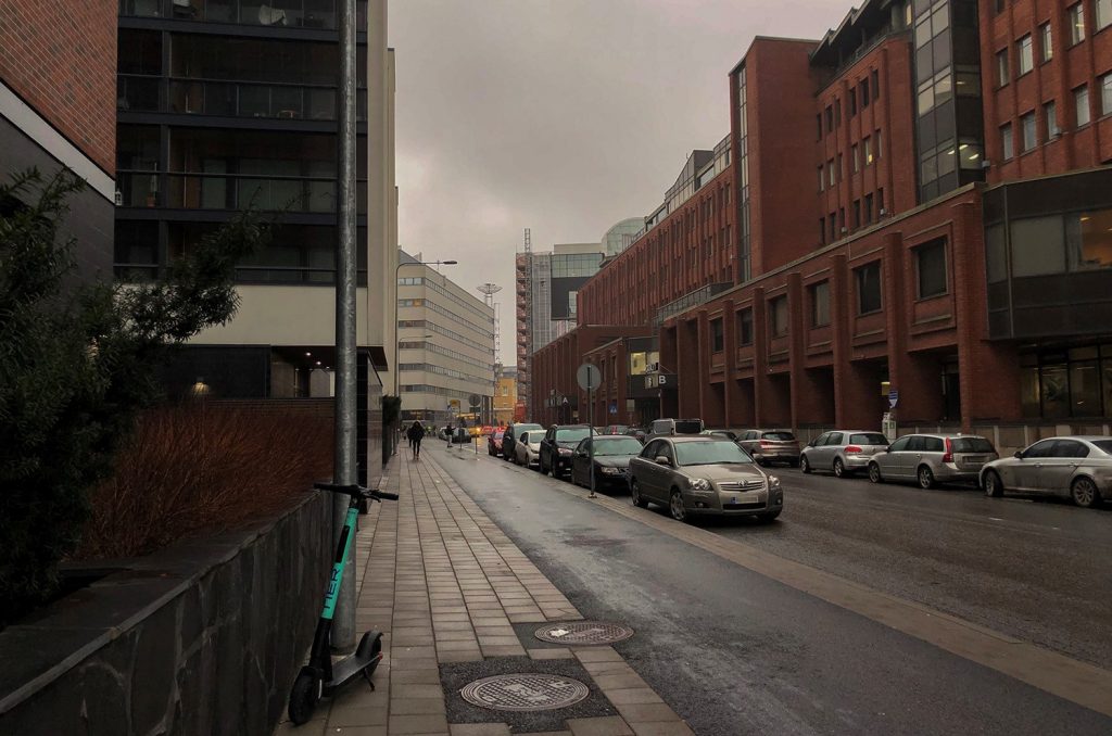 Turun Kupittaan kerrostaloja ja Data Cityn toimistotalo taustalla marraskuisena, sateisena päivänä.