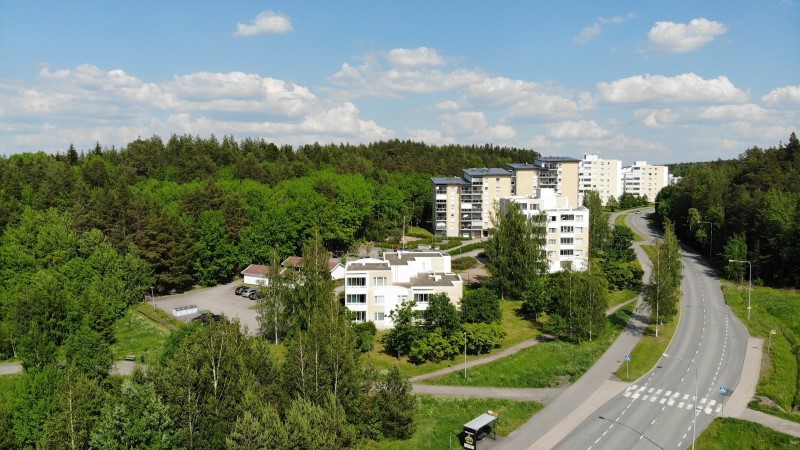 Ilmakuva Kohmon vaaleista kerrostaloista ja niitä ympäröivästä metsästä.