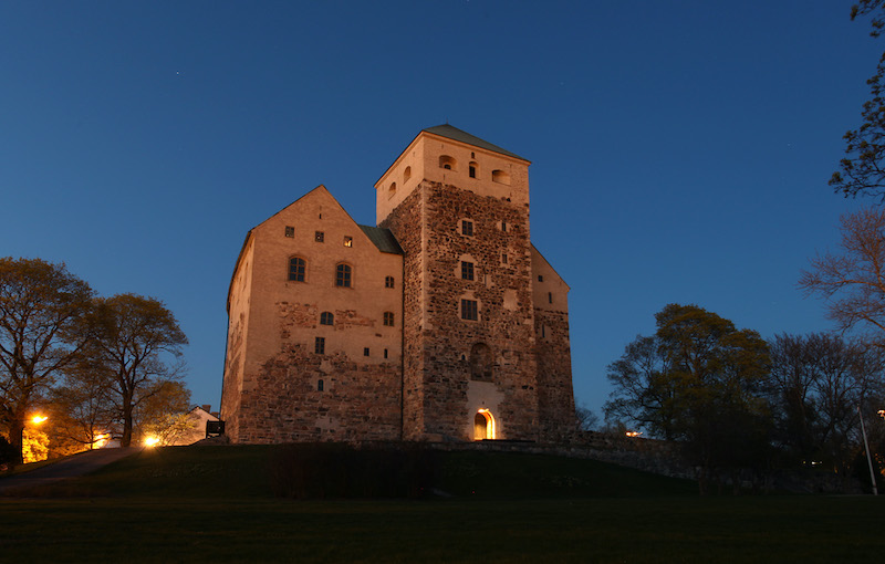 Turun linnan kiviset tornit iltahämärässä.