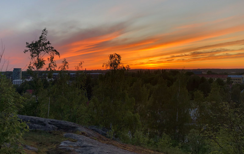 Oranssin värinen taivas auringonlaskun aikaan Turun Kuuvuorella.