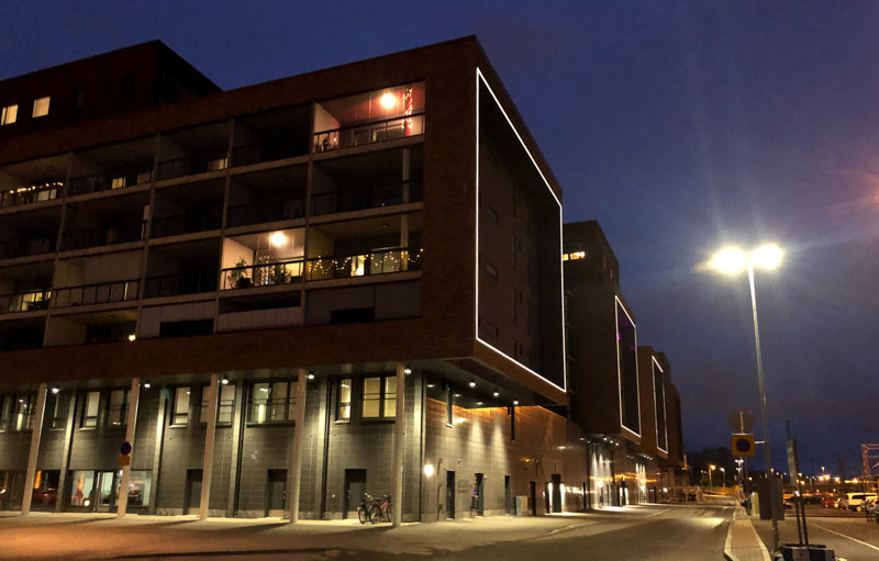 Logomon uusia kerrostaloja iltavalaistuksessa Turun Pohjolassa.