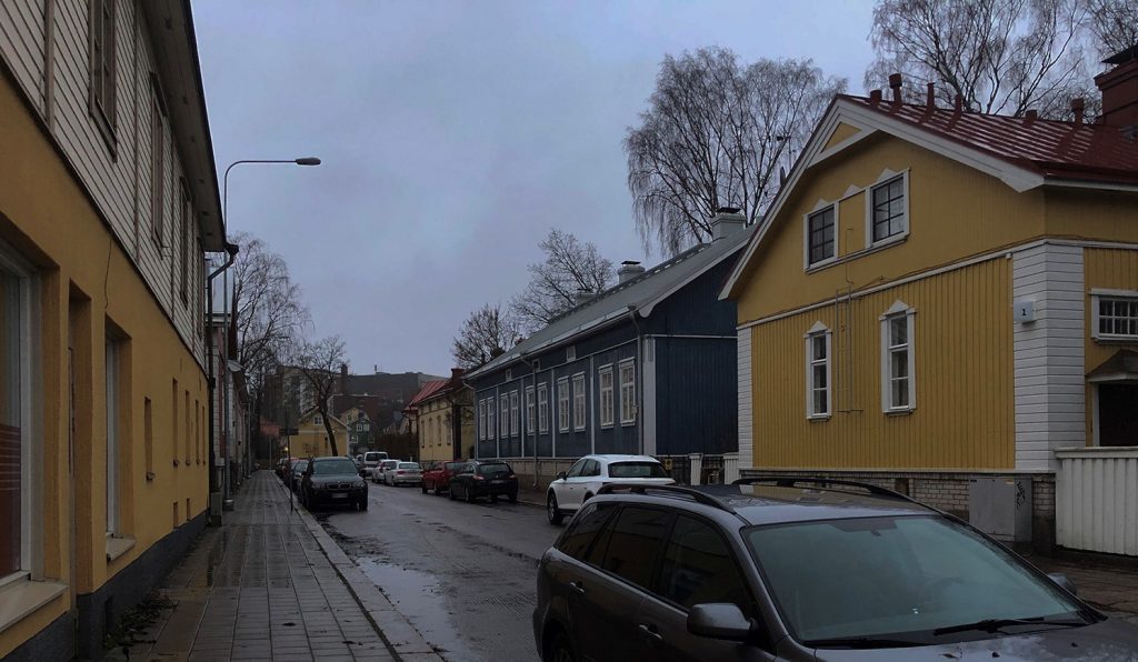 Turun Pohjolan puutaloalue marraskuisena ja sateisena päivänä.