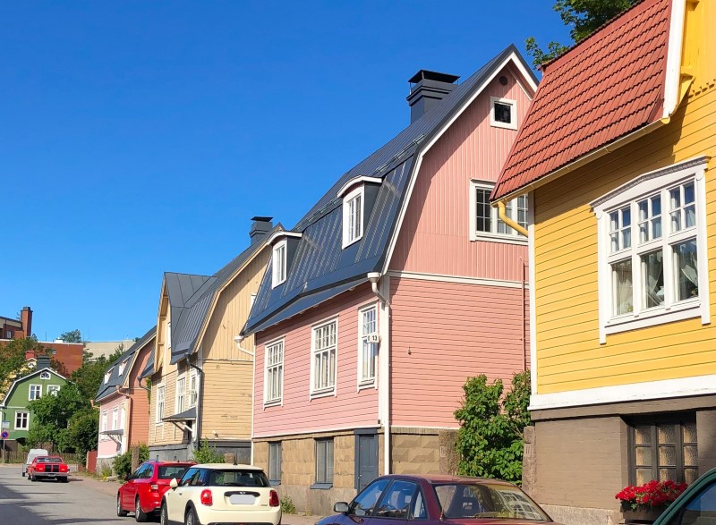Värikkäitä puutaloja rivissa Turun Pohjolassa.